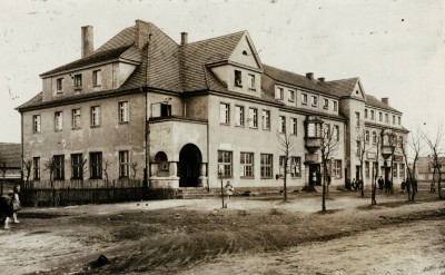 Giszowiec, Domy towarowe na placu Pod Kasztanami. W tym budynku znajdował się zakład fryzjerski Ludwika Lubowieckiego