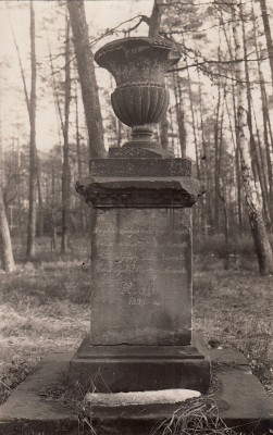 Giszowiec, Ufundowany w 1835 roku przez Aleksandra Mieroszewskiego, pierwotnie stał na plantach w Janowie. W 1912 przeniesiony do ogrodu willi na polecenie Uthemanna. Obecnie znajduje się na skwerze Zillmannów w Nikiszowcu.