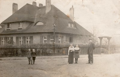 Giszowiec, Mieszkańcy przed dwurodzinnym domem urzędniczym / nauczycielskim