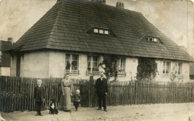 Giszowiec, Rodzina Langerów przed swoim domem przy ul. Kwiatowej 28