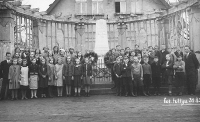 Giszowiec, Uczniowie szkoły powszechnej podczas składania wieńca pod pierwszym pomnikiem Powstańców Śląskich, zburzonym w latach 40.