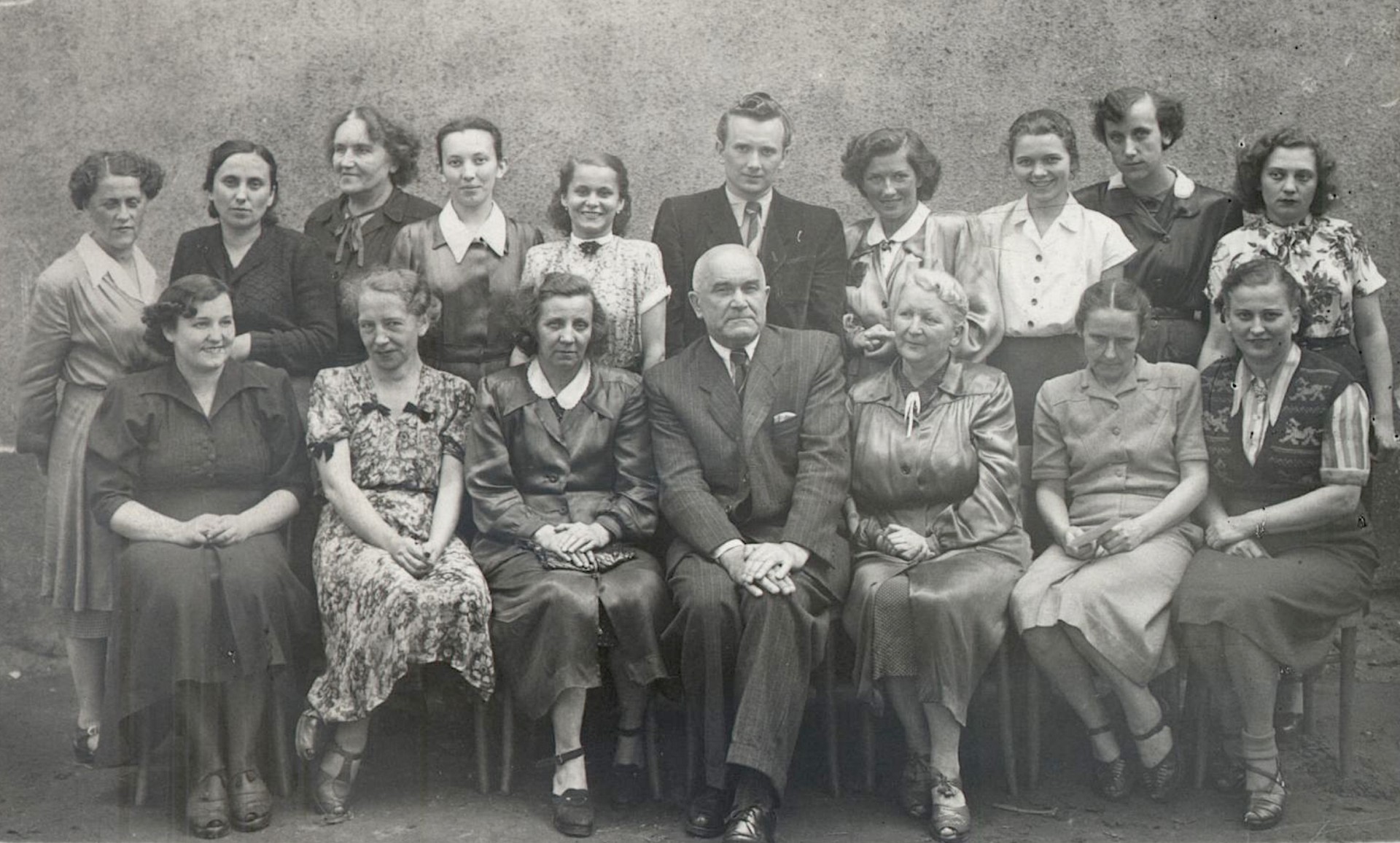 Grono pedagogiczne Szkoły Podstawowej Nr 54 w Giszowcu, lata 50-te XX wieku. Józef Piasecki siedzi pośrodku, trzecia z lewej stoi jego druga żona Stefania, druga z prawej siedzi jego przyszła trzecia żona Stanisława.
