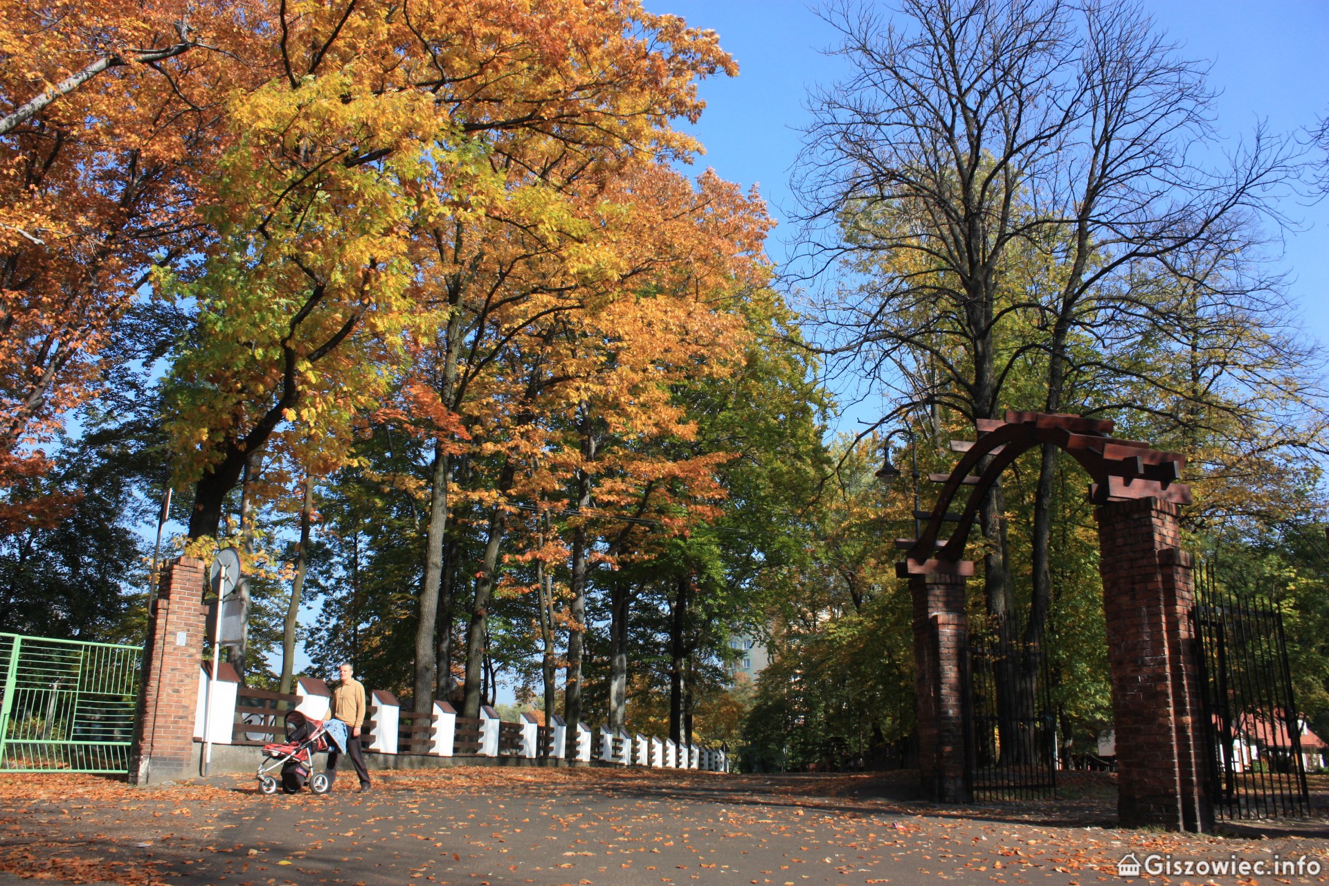 Giszowiec, Widok od strony placu Pod Lipami. Po prawej brama wejściowa do parku.