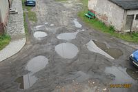 Giszowiec, Moim zdaniem nazwa ulicy dobrze oddaje jej charakter, ponieważ nie trzeba już lecień<br>na Księżyc by zobaczyń kratery ;). Latem odczułem problem na własnej skórze,<br>kończąc swoją jazdę rowerem na dziurze pośrodku zdjęcia i rozcinając sobie rękę. /PG