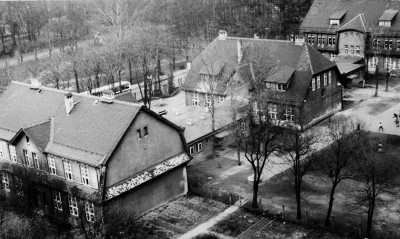 Giszowiec, Budynki szkolne, już z łącznikami - widok z bloku przy ul. Wojciecha. Po lewej stronie widoczny autobus Jelcz, który miał przystanek końcowy na placu.