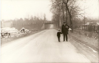 Giszowiec, W tle tzw. „cerwuno bana”, miała być tędy poprowadzona wąskotorowa kolej piaskowa<br>dostarczająca piasek do szybu zamułkowego „Oszacht” z pominięciem Giszowca<br>ale wojna przerwała prace i tak zostało. Komuna na nasypie wybudowała<br>estakadę do transportu węgla z szybu „Roździeński” do sortowni na szybie „Pułaski”.