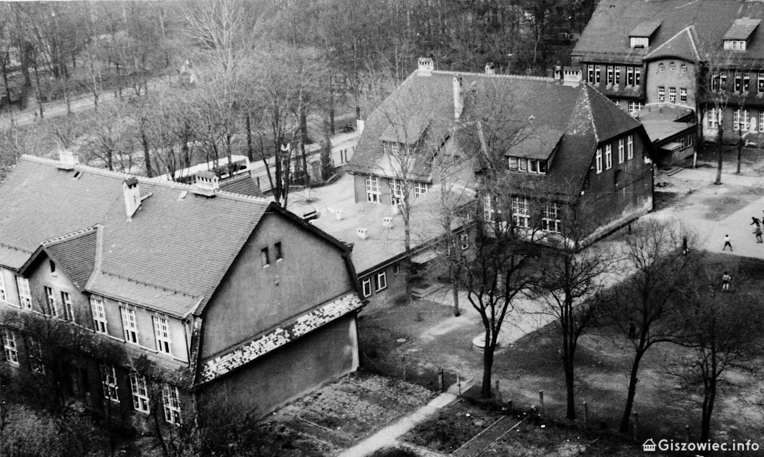 Giszowiec, Budynki szkolne, już z łącznikami - widok z bloku przy ul. Wojciecha. Po lewej stronie widoczny autobus Jelcz, który miał przystanek końcowy na placu.