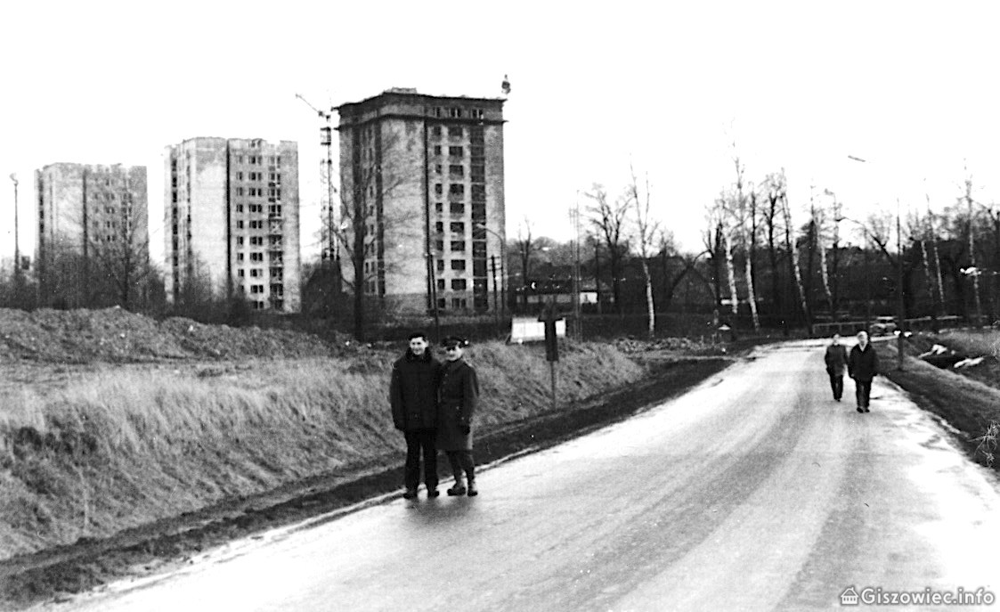 Giszowiec, Prowizoryczny objazd ulicy Pszczyńskiej podczas budowy mostu nad torami kolejowymi. Za blokami widać jeszcze stare domy na rogu ul. Mysłowickiej.