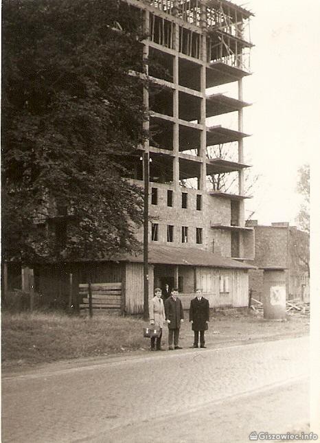Giszowiec, Budowa pierwszego bloku na Giszowcu (ul. Szopienicka x Karliczka).<br>Niski drewniany budynek to poczekalnia Balkanu.