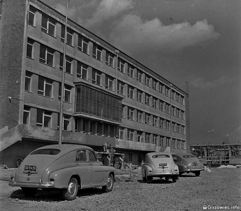 Giszowiec, Na zdjęciu samochody Warszawa, jedna z nich należała do dyrektora kopalni, Bogusława Roskosza