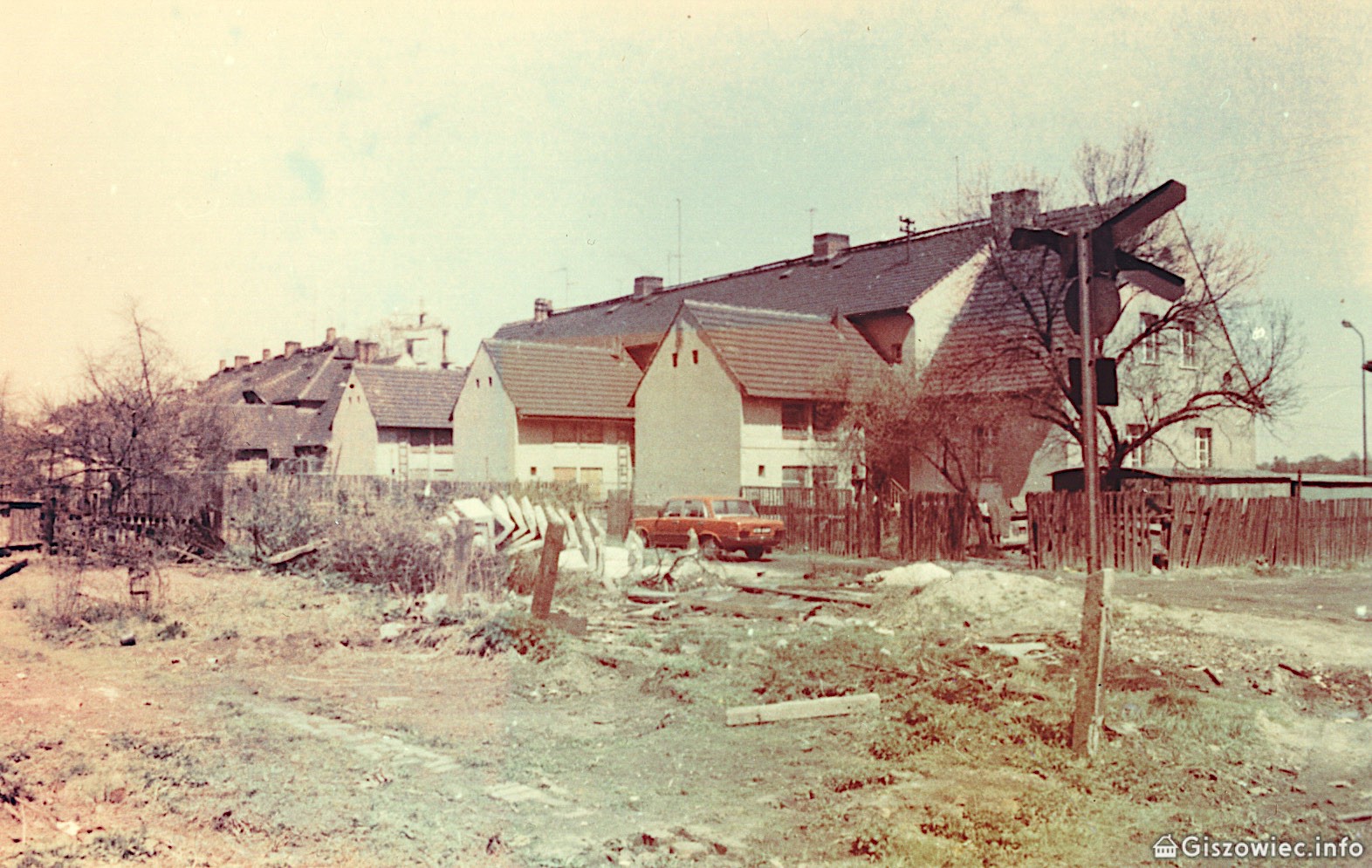 Giszowiec, Domy przy obecnej ul. Pod Kasztanami (zachowały się), na pierwszym planie krzyż św. Andrzeja i pozostałości po linii wąskotorowej do Szybu Wschodniego