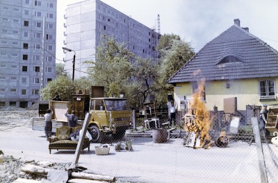 Giszowiec, W tle bloki przy ul. Thälmanna (Gościnnej). Fotos z filmu „Paciorki Jednego Różańca”.