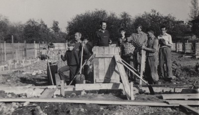 Giszowiec, Na zdjęciu, pośrodku, budowniczy kościoła, ksiądz proboszcz Izydor Harazin. Marzec 1984.