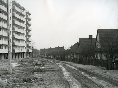 Giszowiec, Z lewej strony widoczny blok przy obecnej ul. Miłej 5-5c, z prawej oryginalne zabudowania dawnej ul. Agaty. Obecnie w ich miejscu znajduje się wejście do Szkoły Podstawowej nr 51.