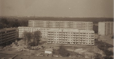 Giszowiec, Ulica Miła 24-28, 30-40, 42-52, 54-58 oraz teren dzisiejszego placu zabaw. Zdjęcie wykonane we wrześniu 1984 z narożnego mieszkania na 10 piętrze przy ul. Kirowa 1, obecnie ul. Miłej 3.