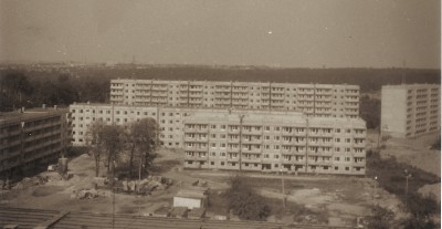 Giszowiec, Ulica Miła 24-28, 30-40, 42-52, 54-58 oraz teren dzisiejszego placu zabaw. Zdjęcie wykonane we wrześniu 1984 z narożnego mieszkania na 10 piętrze przy ul. Kirowa 1, obecnie ul. Miłej 3.
