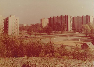Giszowiec, Bloki przy dzisiejszej ul. Wojciecha i Mysłowickiej w latach 80. Widok z hałdy KWK Staszic. Na pierwszym planie tzw. czerwone boisko.