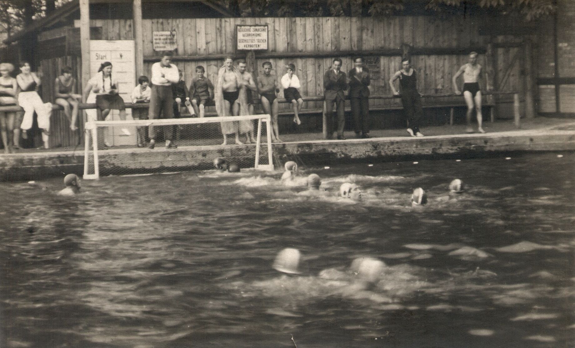 Mecz piłki wodnej na basenie na stawie Małgorzaty