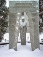 Pomnik ku czci poległych w powstaniach śląskich i zamordowanych w obozach hitlerowskich.